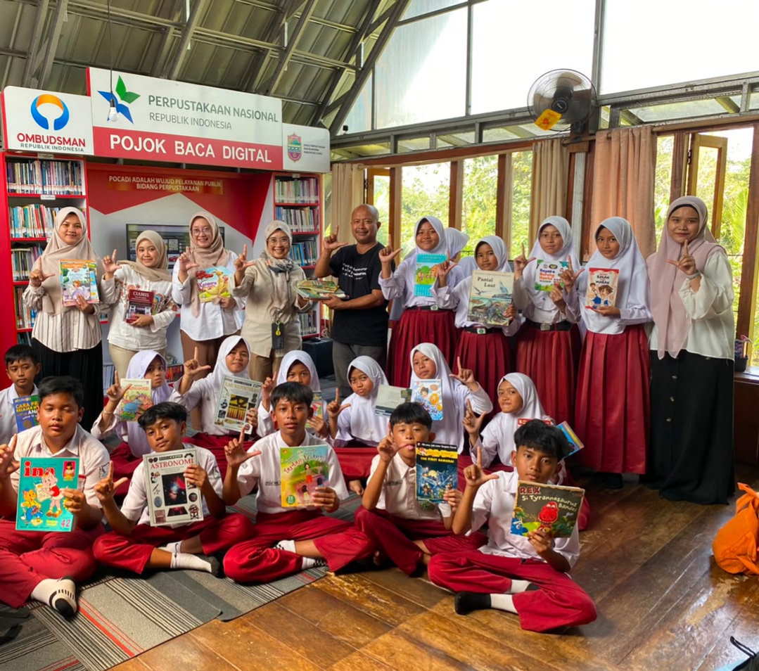 Perkuat Literasi, Kantor Pengelolaan Perpustakaan Direktorat Pendidikan Non Gelar Universitas Padjadjaran Salurkan Hibah Buku dan Gelar Diskusi Bersama Komunitas Gada Membaca