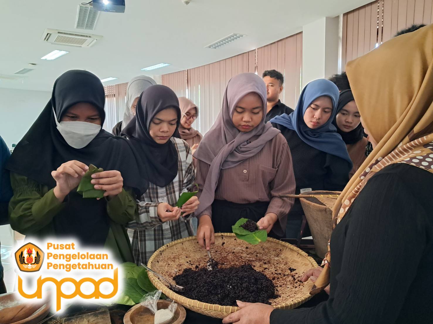 Kearifan Lokal dalam Kebudayaan Sunda: Aksara, Sastra, dan Pangan Fermentasi